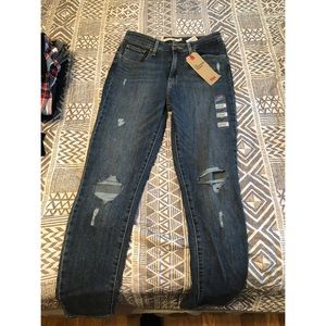 Levi’s NWT Distressed High Rise Skinny Jean